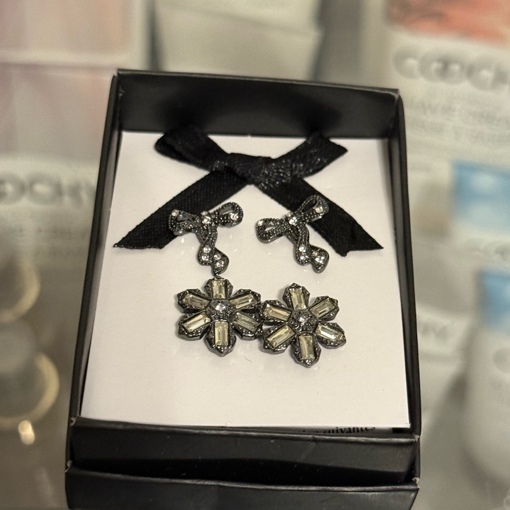 Avon Black and Silver Holiday Earrings Set Bows and Snowfo - Picture 14 of 15